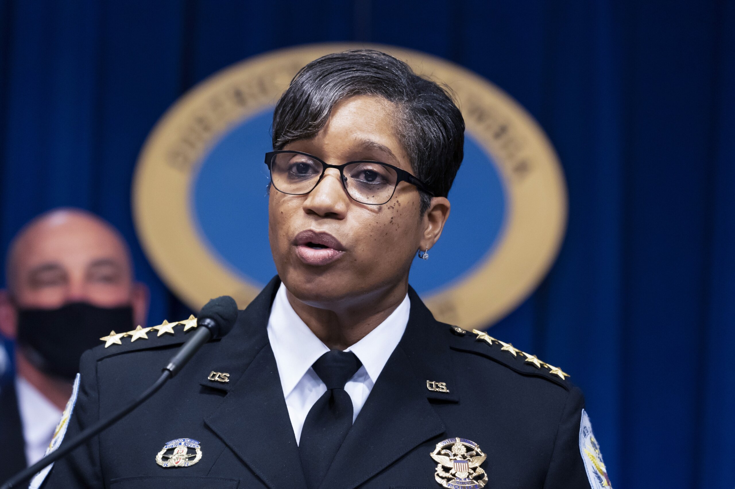 华盛顿特区警方和市领导听取1号选区居民对犯罪问题的关切