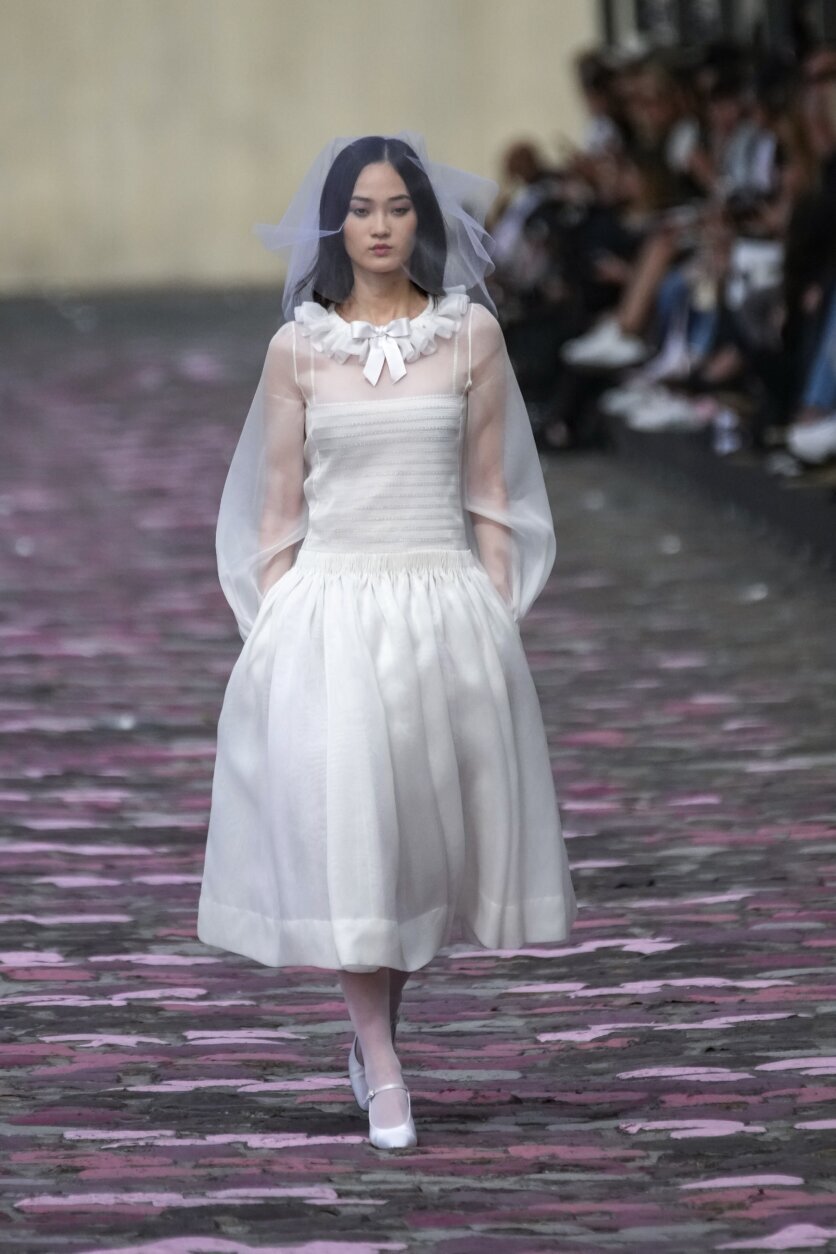 Chanel couture makes a subdued ode to Parisian elegance in fall-winter  collection - WTOP News