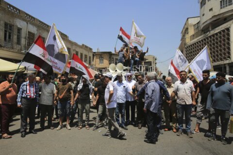 Bank owners and citizens protest deterioration of the Iraqi dinar following US ban on Iraqi banks