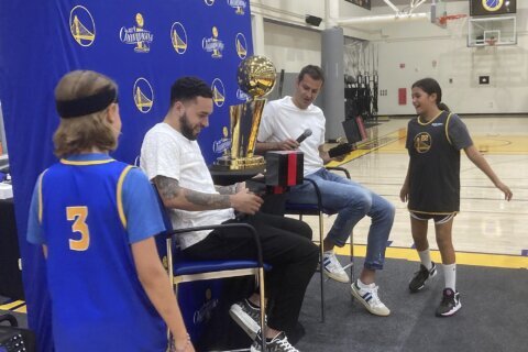Warriors youth campers help present former Golden State players Bjelica, Chiozza championship rings