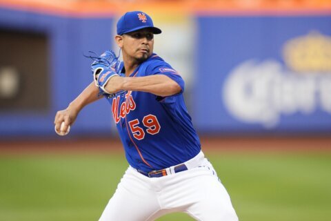 New York Mets and Chicago White Sox play in game 2 of series