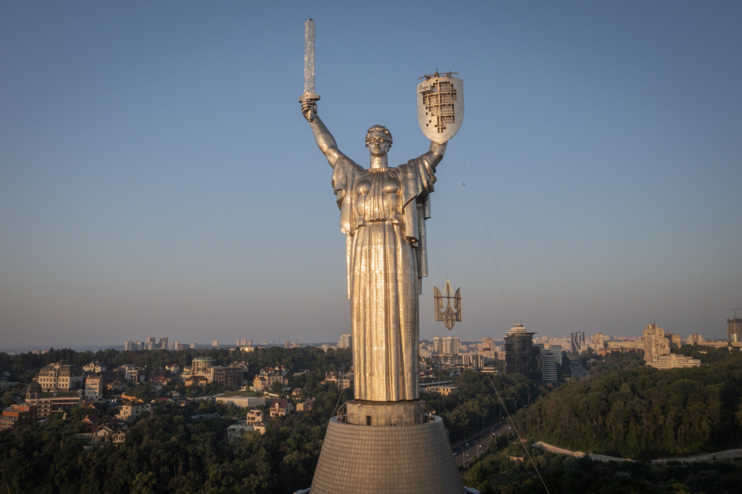 Ukraine Replaces Soviet Hammer And Sickle With Trident On Towering Kyiv ...