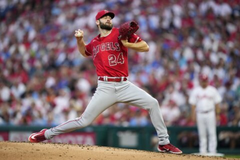 Cleveland claims former LA pitchers Giolito, López and Moore for late playoff push