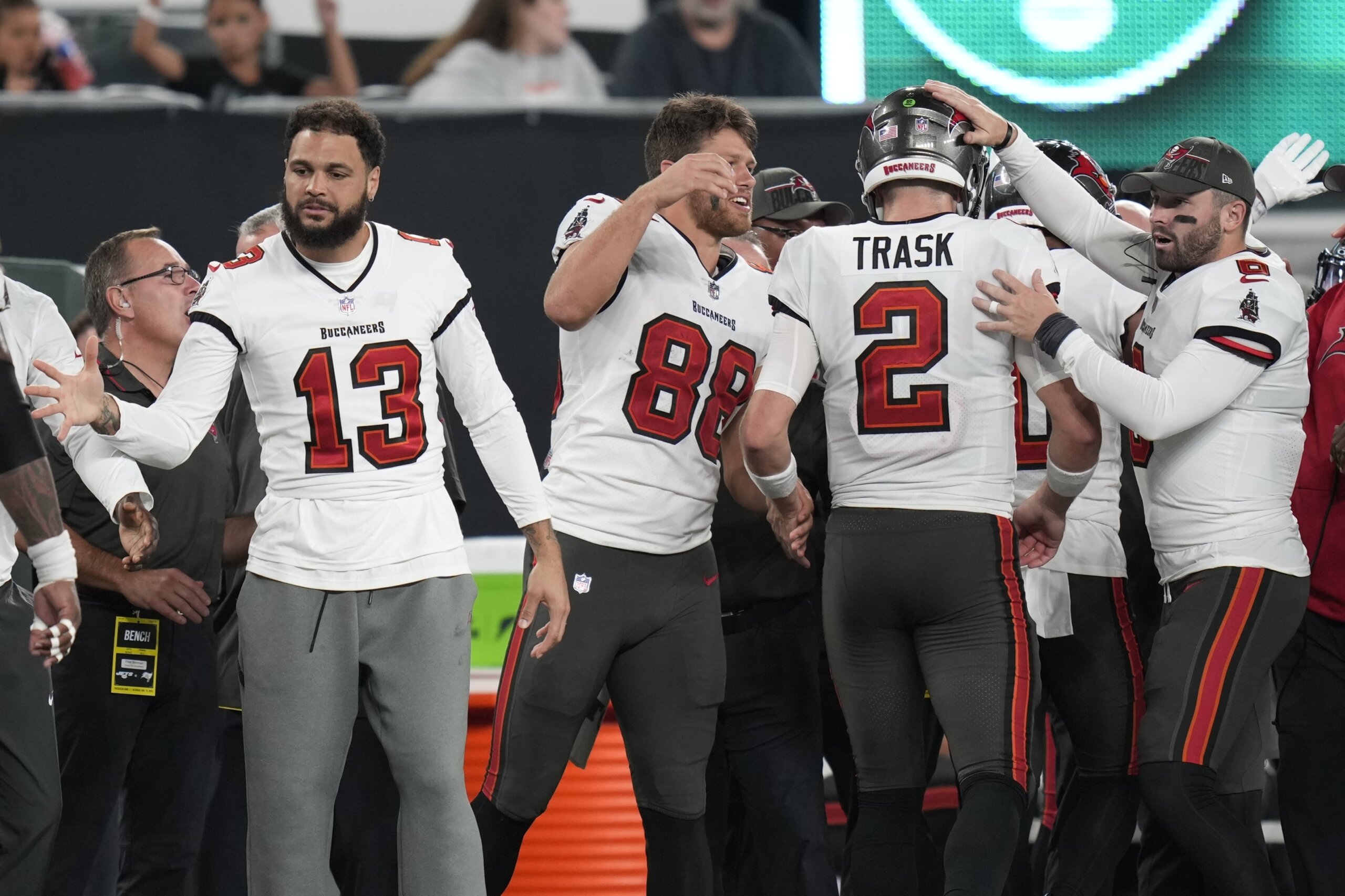 NFL World Reacts To Bucs' Stunning Collapse Today - The Spun