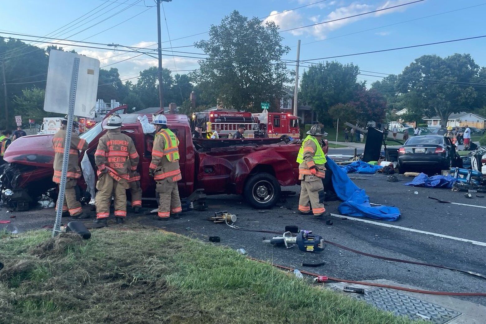 Several people injured in Hollywood after multi-vehicle crash