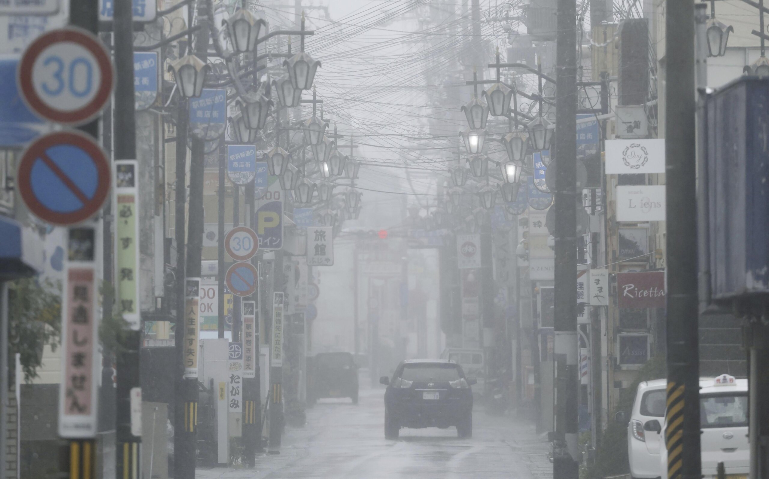 Snowstorm in Tokyo disrupts road, rail and air transport