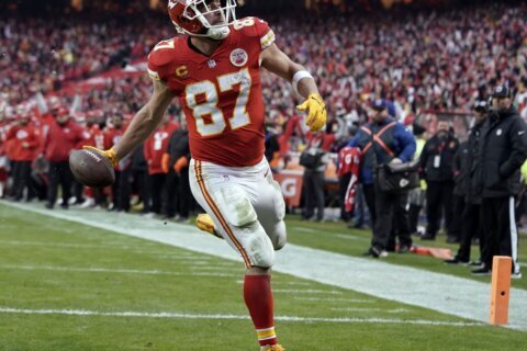 Travis Kelce claims the top spot in AP’s NFL tight end rankings