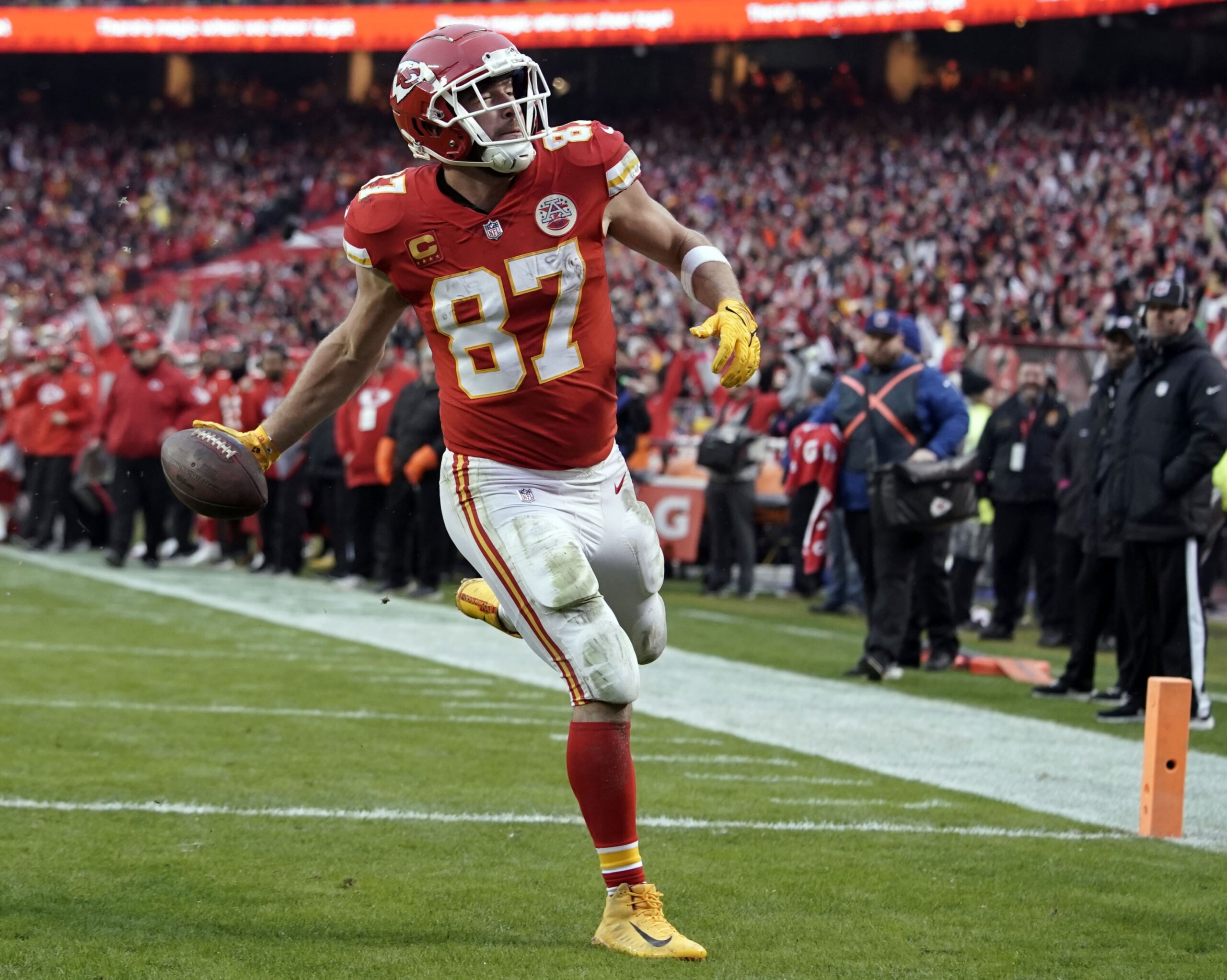 Chiefs TE Travis Kelce Signs 4-Year Extension - Stadium