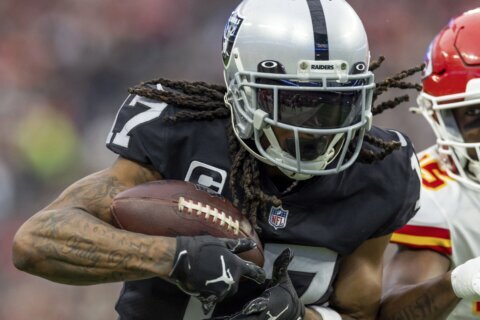 Jets acquire wide receiver Davante Adams from Raiders, AP sources say