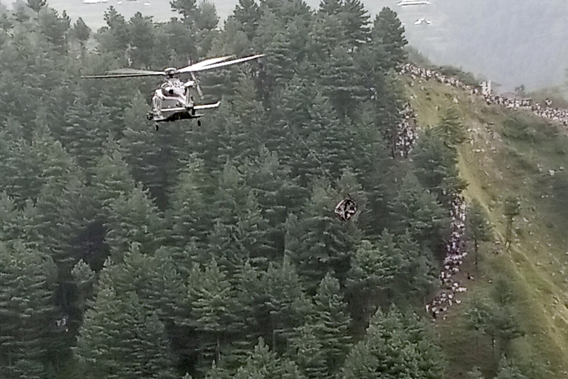 Pakistan cable car: all 8 people rescued using makeshift chairlift
