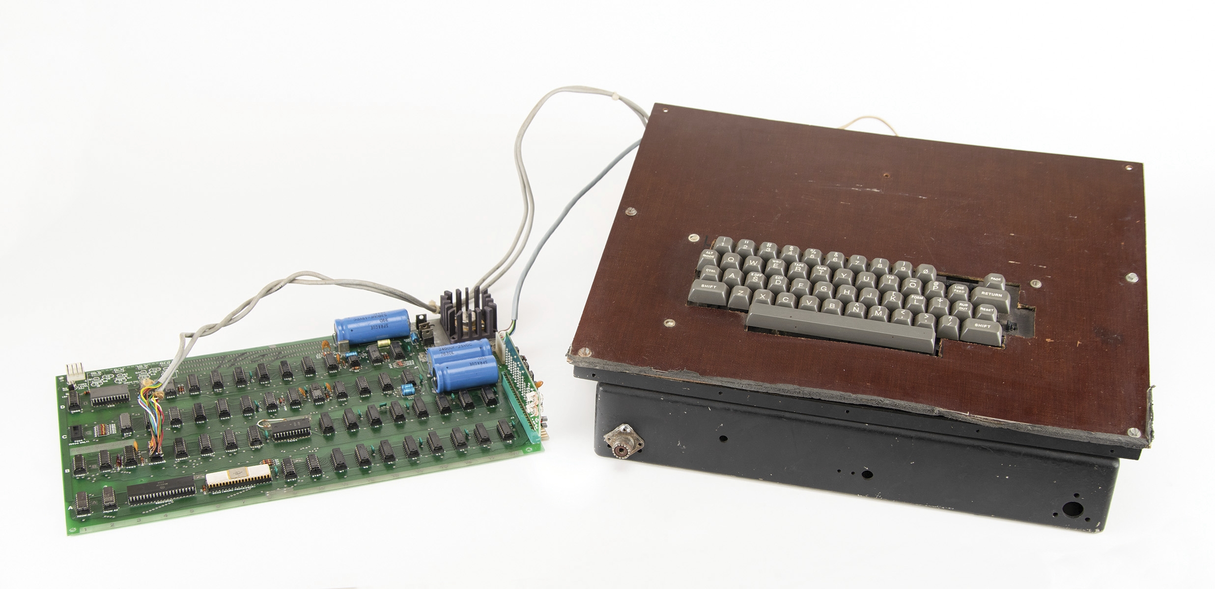 Original Apple-1 Computer Sells for $500,000 at Auction