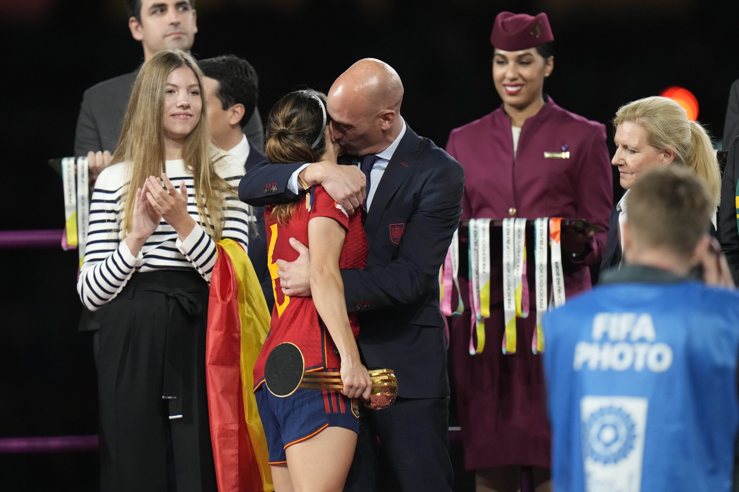 Spain soccer head wont resign for kissing player at World image