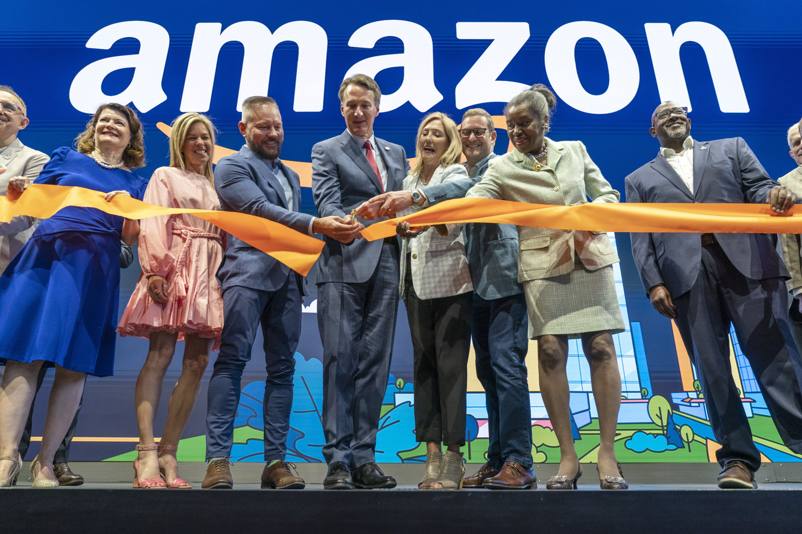 Amazon opening 2 operations facilities in Virginia Beach, creating over 1,000 jobs, Youngkin says – WTOP News