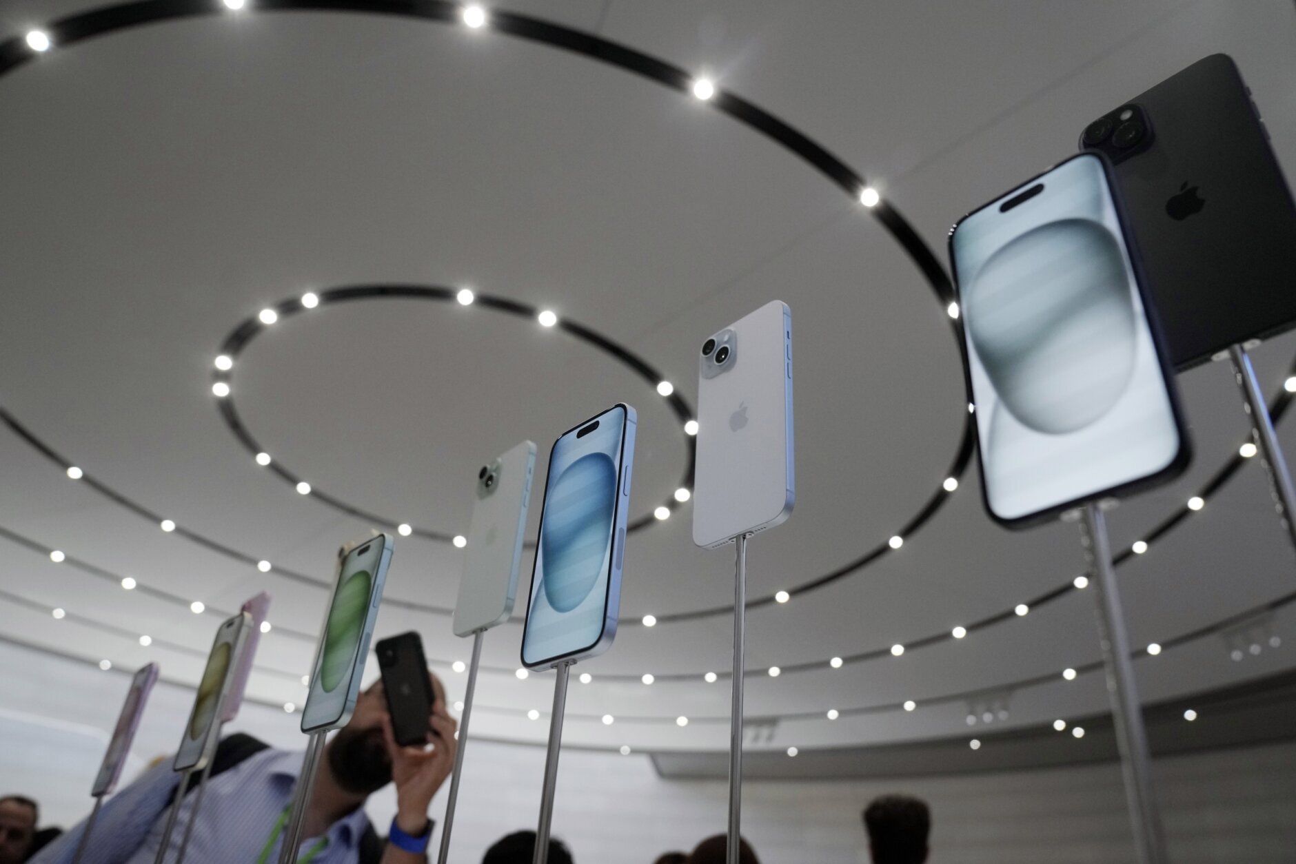 Apple waves goodbye to 'mini' iPhones at launch event