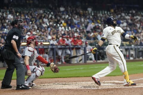Brewers clinch 3rd NL Central title in 6 seasons despite loss to Cardinals and with help from Braves