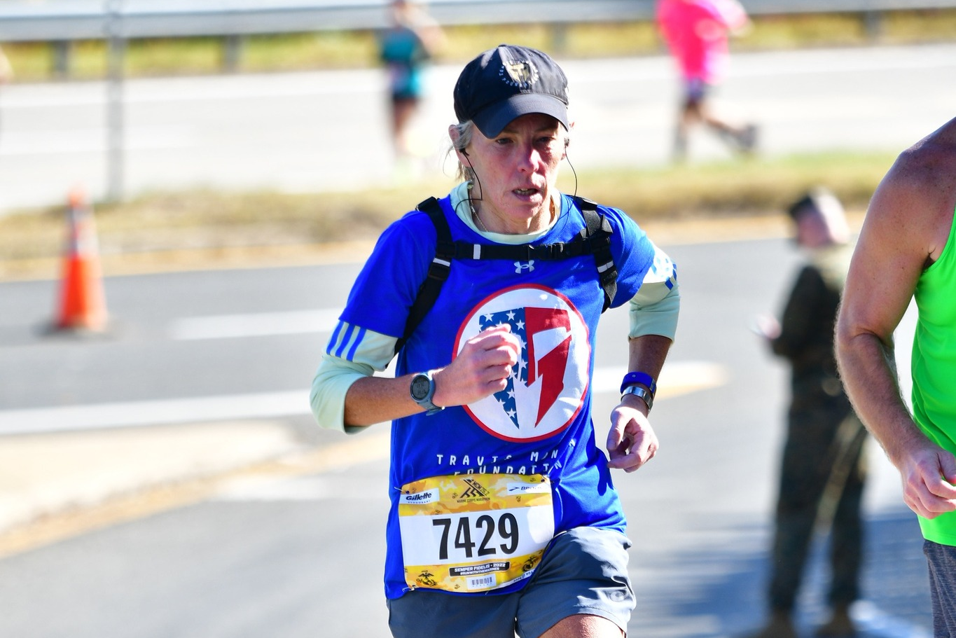 华盛顿特区的长跑运动员参加第11届海军陆战队马拉松，以纪念牺牲的军人