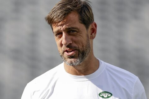 Aaron Rodgers rejoins Jets teammates ahead of Sunday night game vs Chiefs