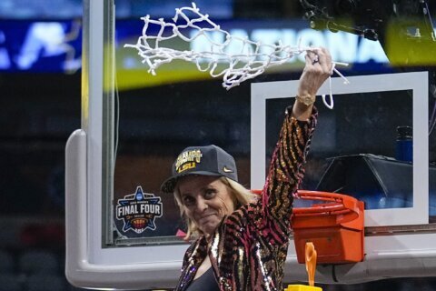 LSU, Kim Mulkey agree on 10-year, $32M contract, AP source says