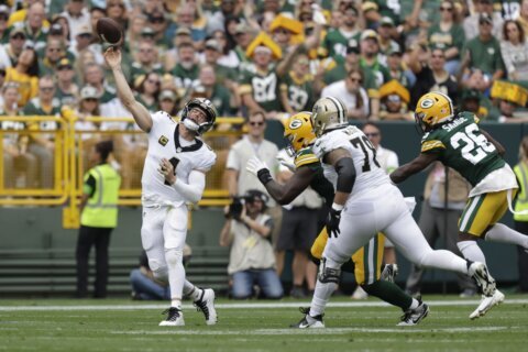 Saints' Derek Carr getting evaluated for shoulder injury after loss to Packers