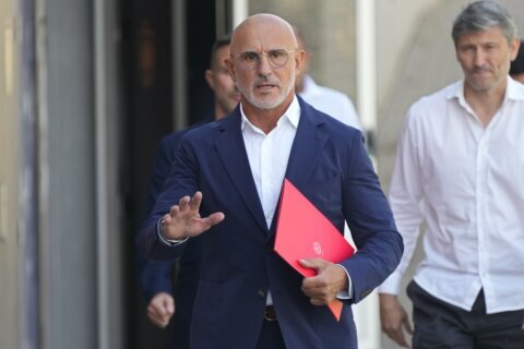 Spain soccer coach regrets his support for Luis Rubiales and asks for forgiveness