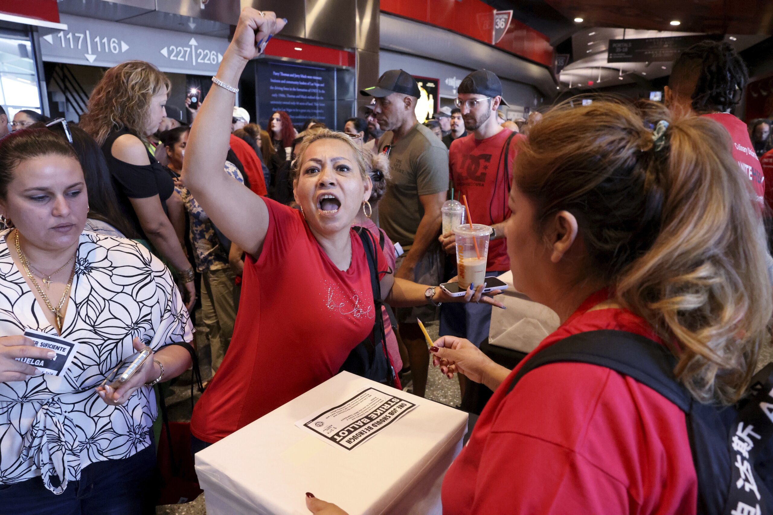 Las Vegas Hospitality Workers Overwhelmingly Permit Union To Call ...