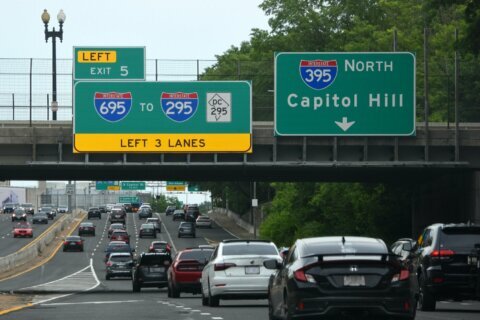 Freeway frenzy on I-395 persists amid yearslong delay in updating DC signs