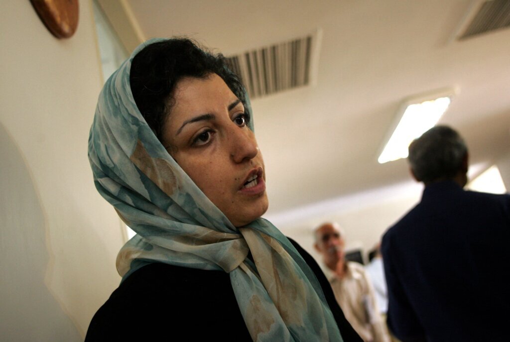 Otorgan el Nobel de Paz a la activista iraní Narges Mohammadi, detenida desde el 2022