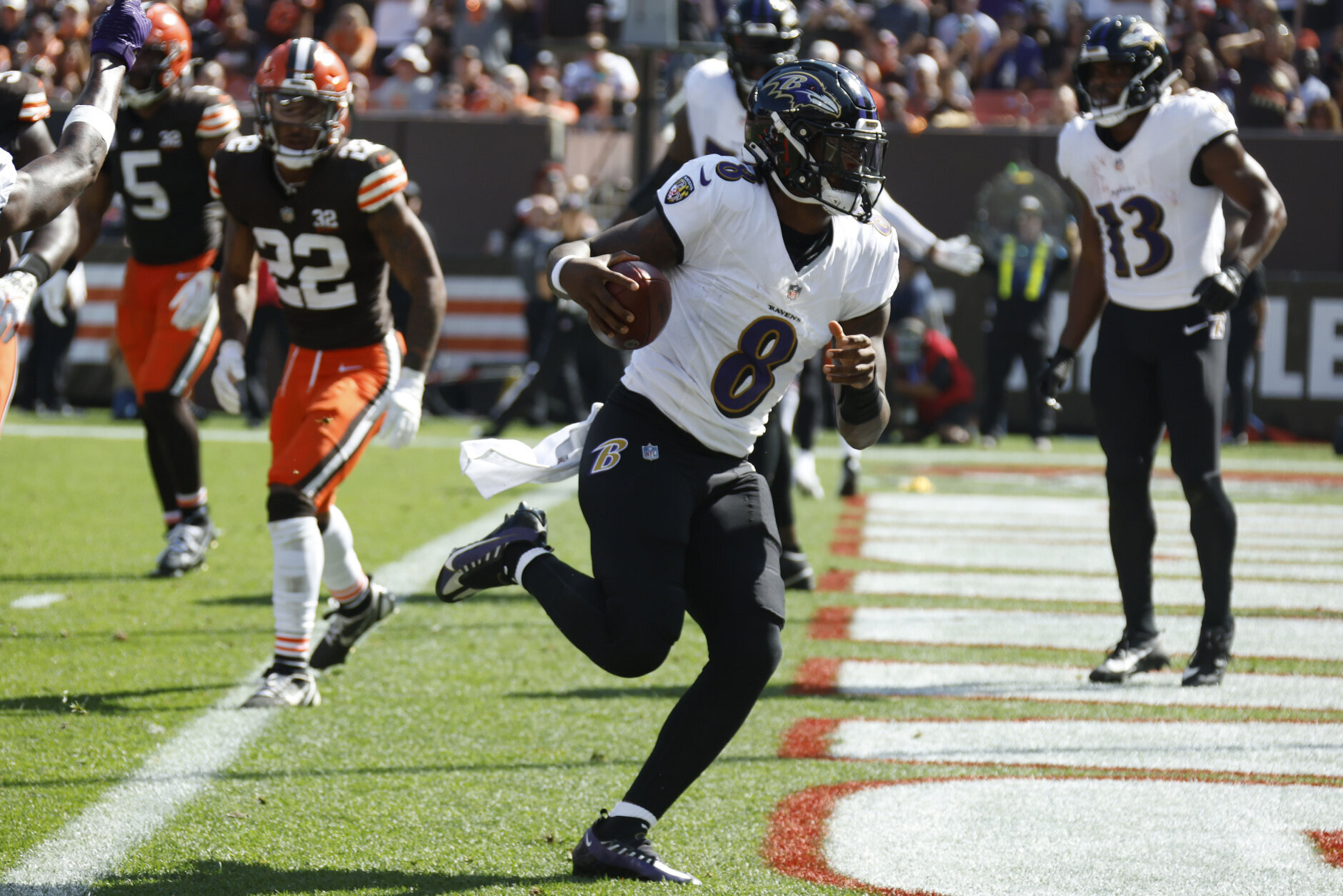 Lamar Jackson has 4 TDs as Ravens roll to 28-3 win over Browns, rookie QB  Dorian Thompson-Robinson - Washington Times