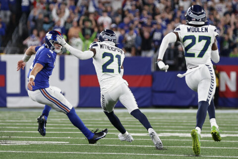 Rookie Witherspoon scores on 97-yard Pick 6, Seahawks D leads Seattle past Giants