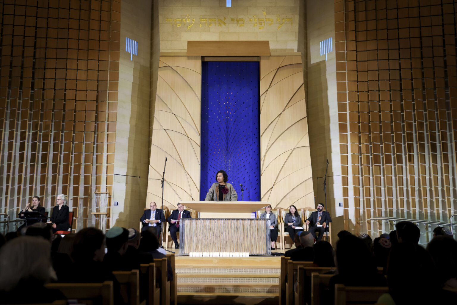 华盛顿特区市长鲍泽尔与宗教领袖为犹太社区提供支持，参加了庄重的守夜仪式
