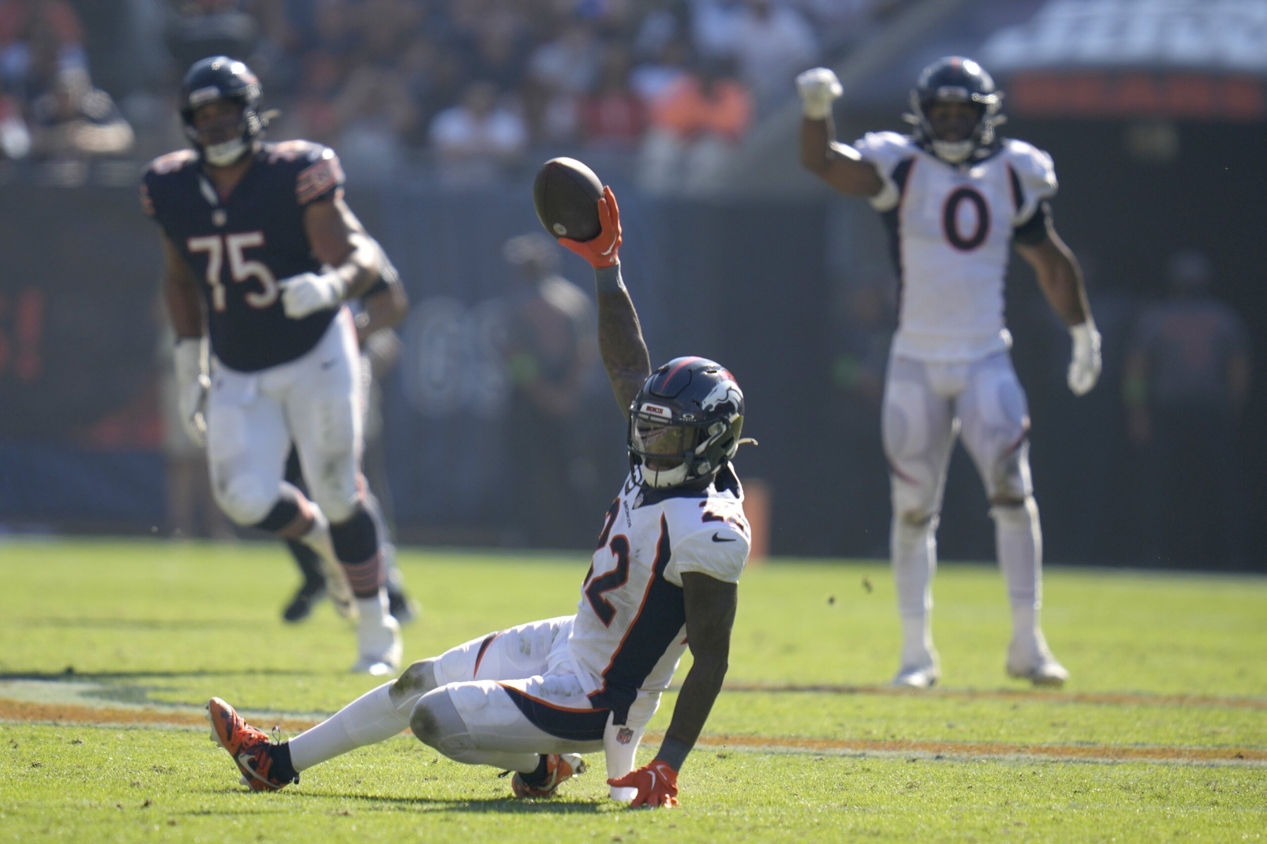 Russell Wilson throws 3 TDs, Broncos rally from 21 down to top Bears 31-28