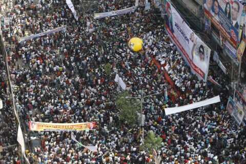 Bangladesh police arrest a key opposition leader as violence leaves 3 dead and many injured