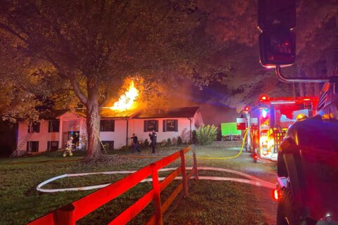 2 adults, 5 children displaced following Loudoun Co. house fire