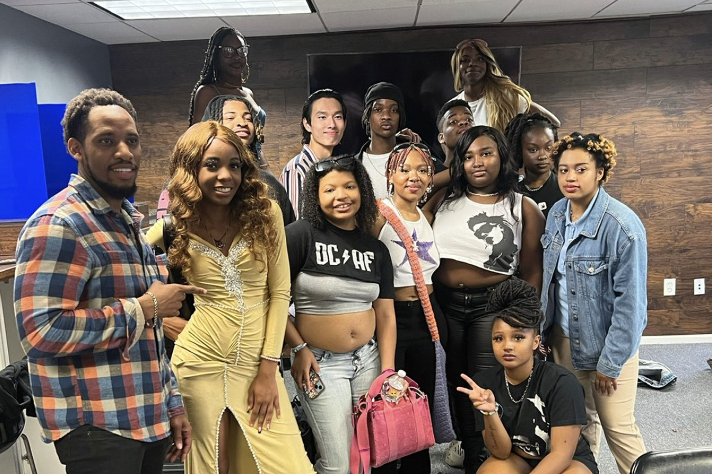 华盛顿特区的青少年向高中同学教授时尚和商业知识