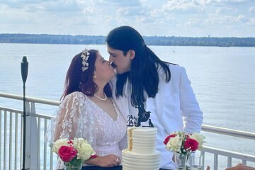 Newlyweds Marcos Martínez and Karen Chavez got married at the Capital Ferris wheel, at National Harbor in Oxon Hill, Md. on Oct. 3, 2023. (Courtesy Capital Wheel)
