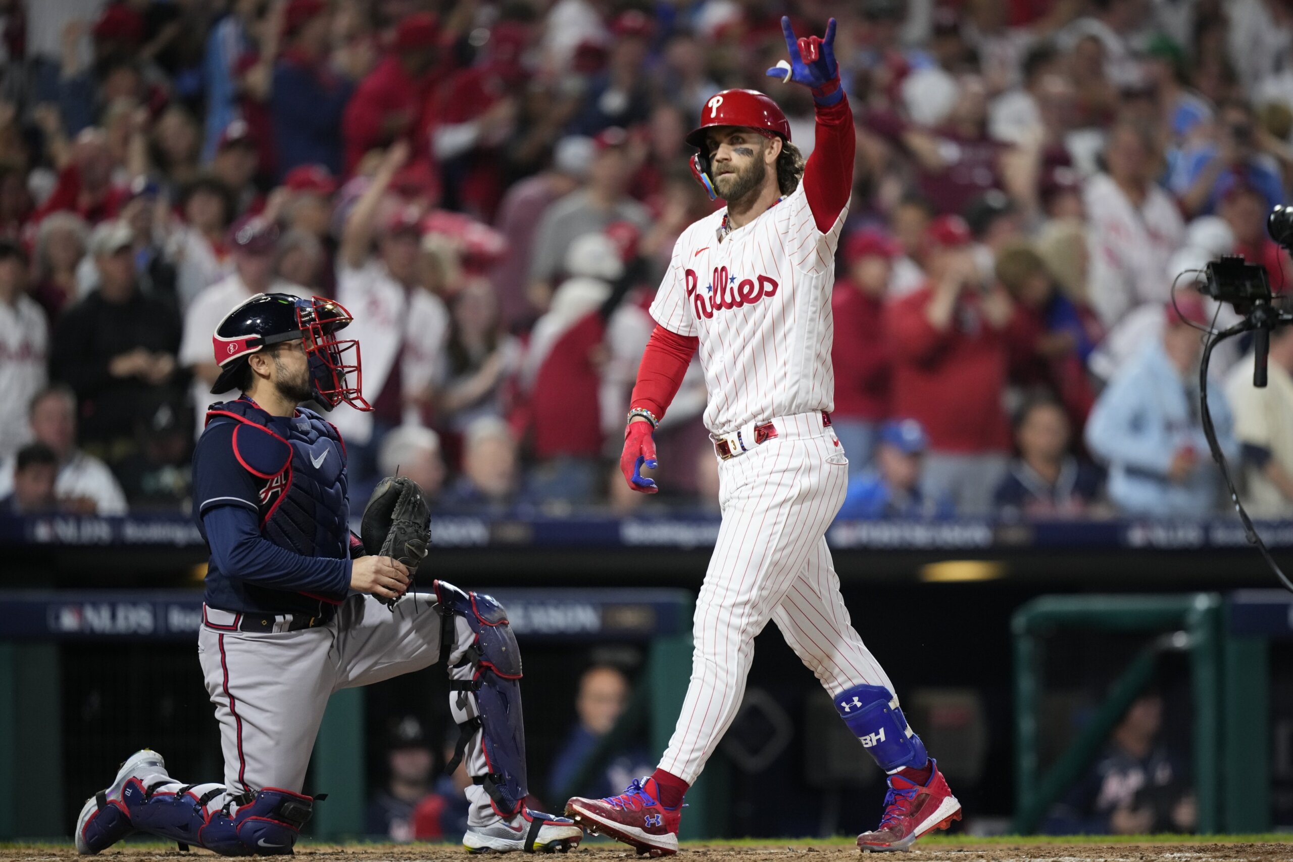 Bryce Harper Slugs 2 More Homers As Phillies Pound Braves 10 2 In Game 3 Of Nl Division Series