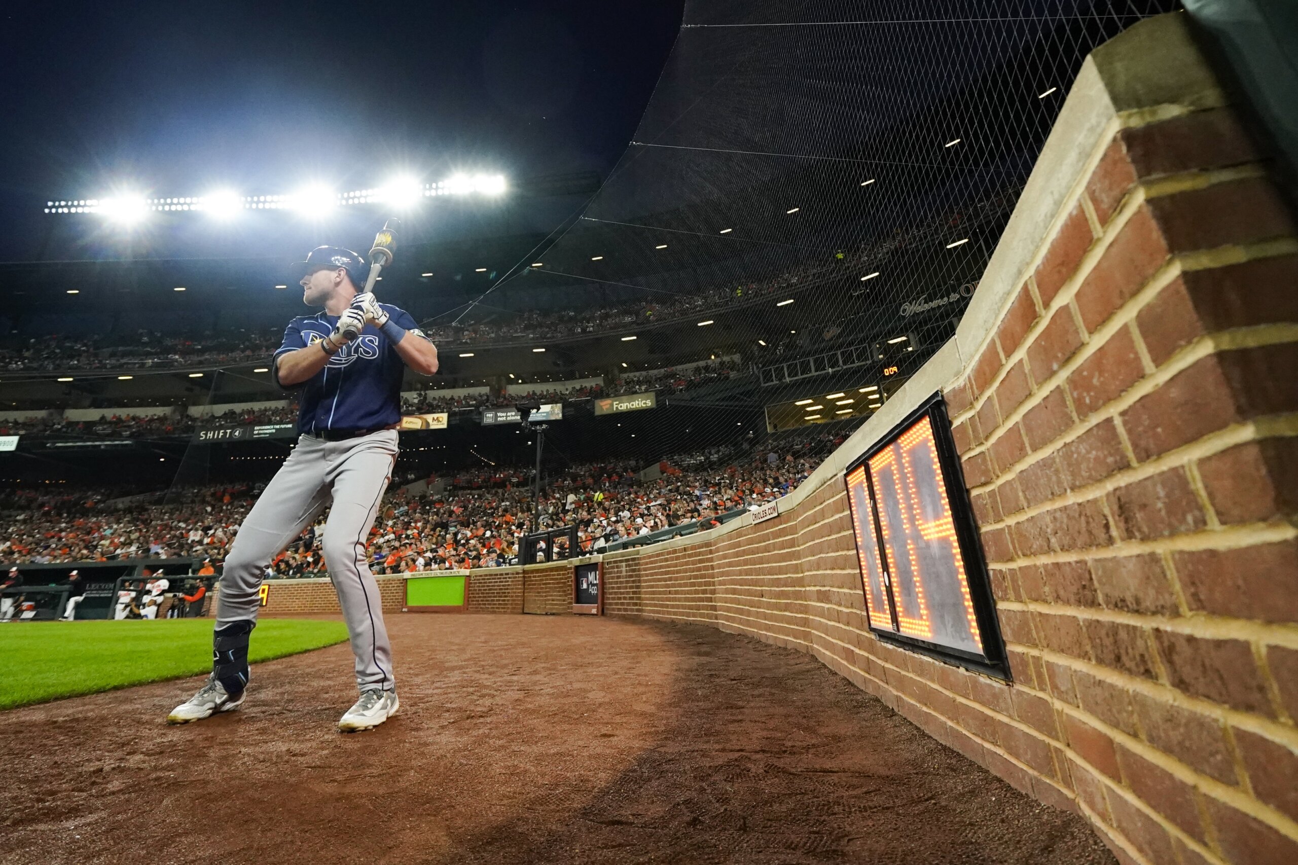 mlb-game-time-drops-24-minutes-to-2-40-with-pitch-clock-players-steal