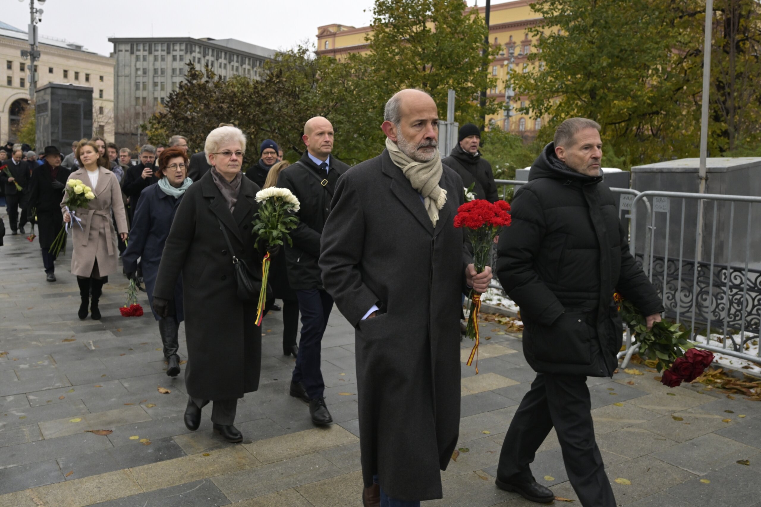 Russians commemorate victims of Soviet repression as a present-day crackdown on dissent intensifies
