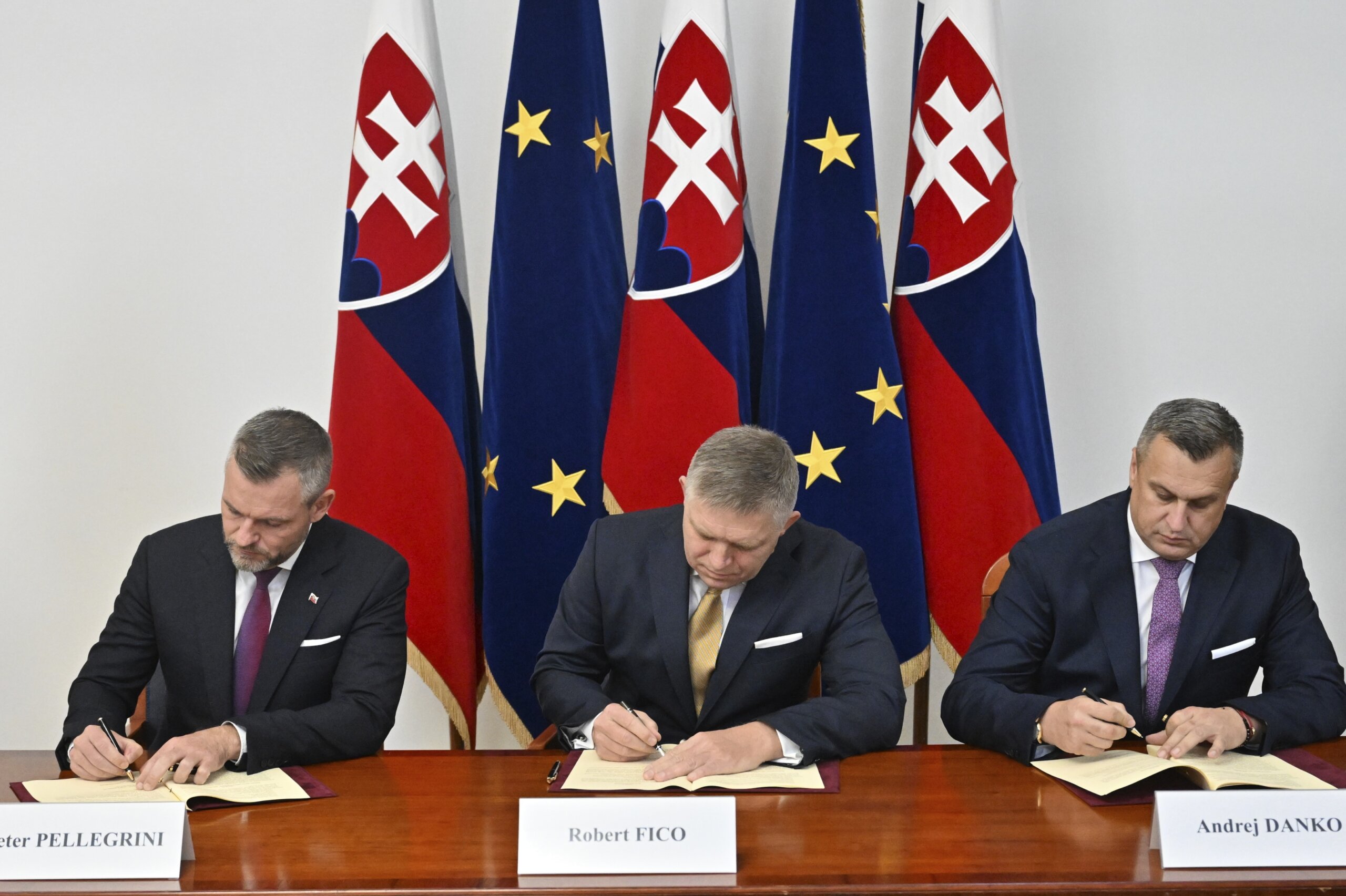 Populist Slovak Ex Prime Minister Signs Coalition Deal With 2 Other   Slovakia Politics 22411 Scaled 