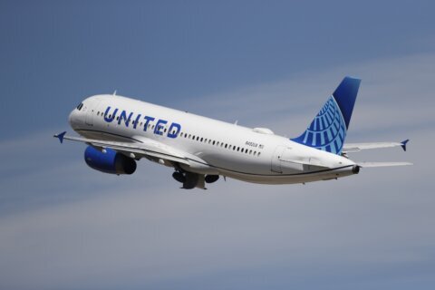 United Airlines rolling out plan that lets passengers in economy class with window seats board first