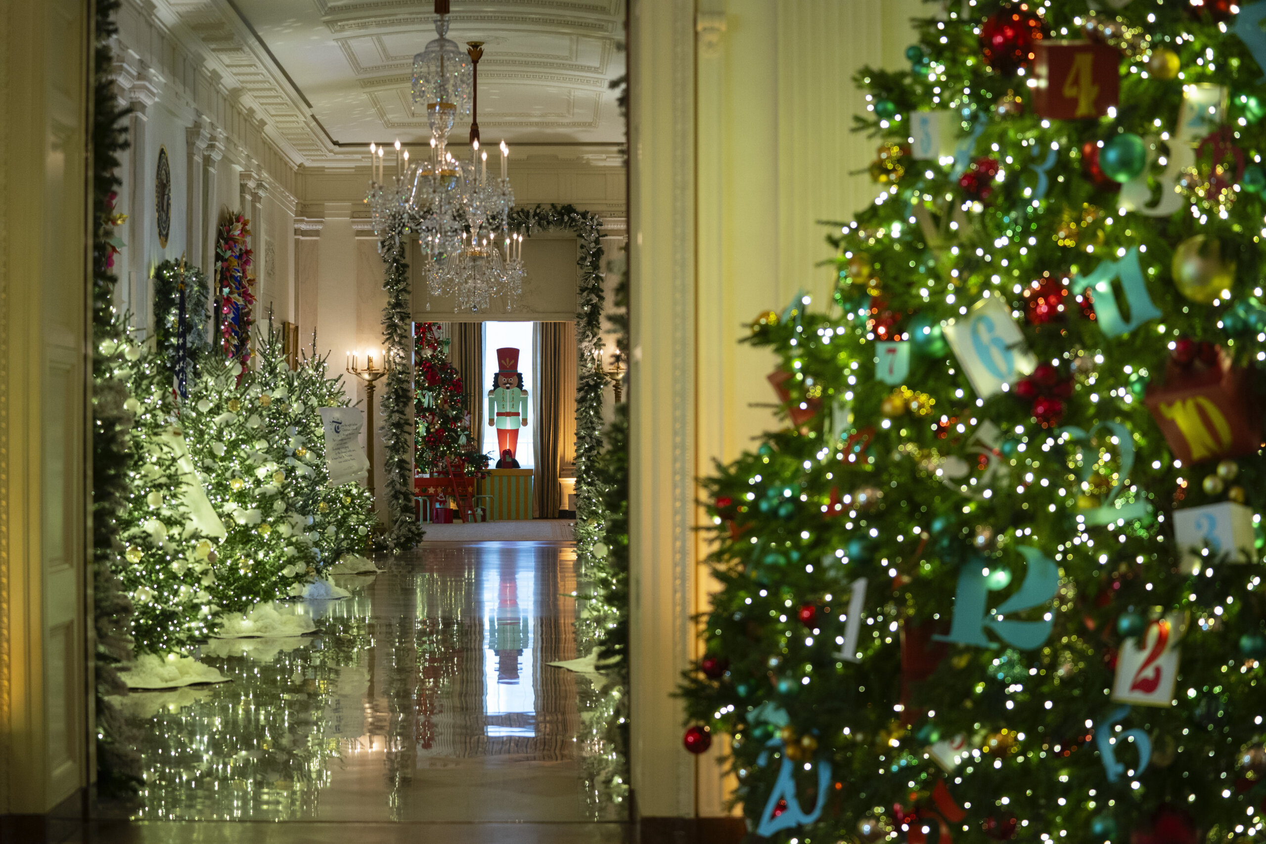 PHOTOS: First lady Jill Biden unveils White House holiday decorations ...