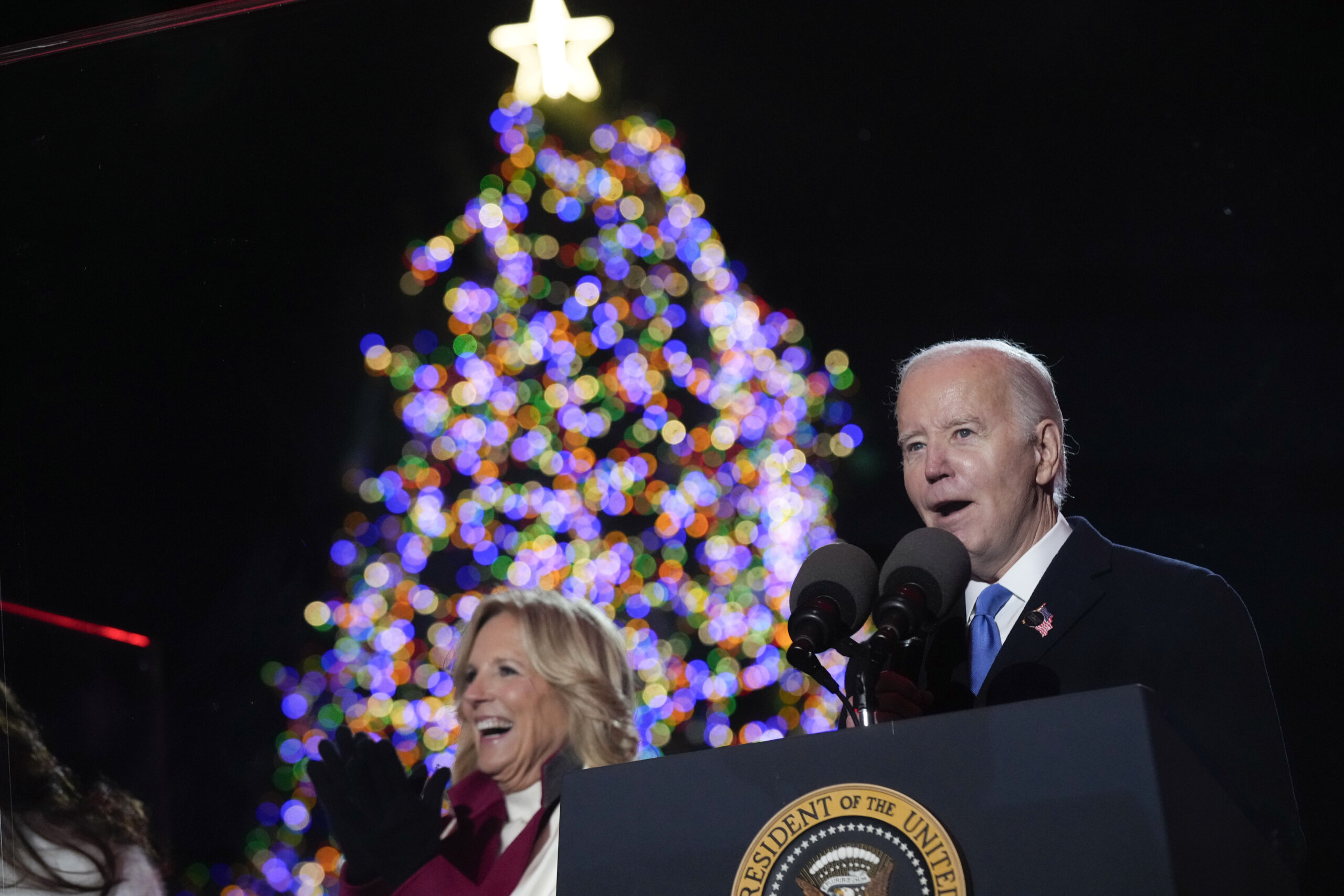 拜登点亮国家圣诞树，为华盛顿带来节日的欢乐