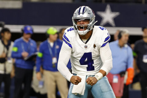 Dak Prescott throws for 3 TDs, Cowboys extend home win streak to 14 with 41-35 win over Seahawks