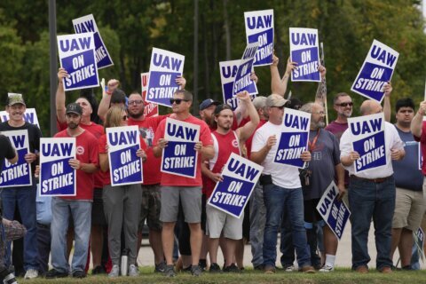 General Motors becomes 1st of Detroit automakers to seal deal with unionized workers
