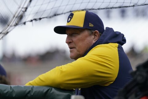 Brewers promote bench coach Pat Murphy to take over as manager after Craig Counsell's departure