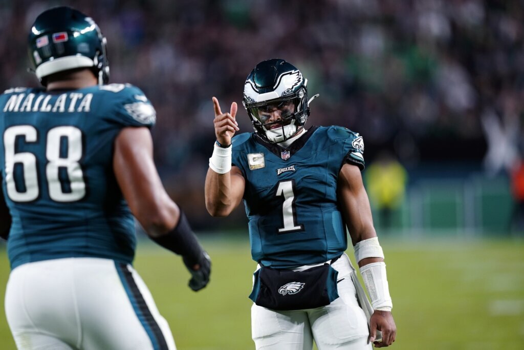Jalen Hurts shakes off knee injury and leads Eagles past Cowboys 28-23 for NFL best 8-1 mark