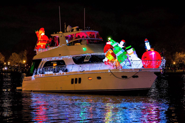 一场有漂浮的花车的游行！码头举办华盛顿特区的假日船游行