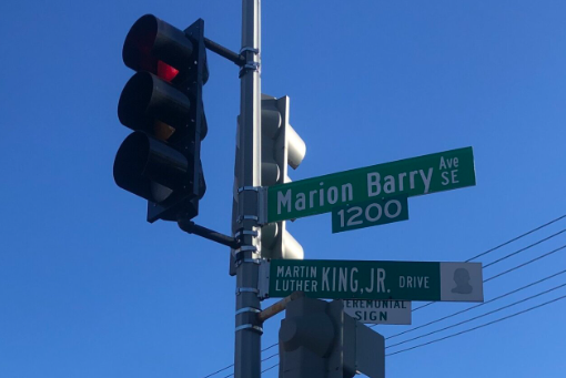 华盛顿特区前市长马里昂·巴里被赋予街道命名，成为“为最后、最失落和最不起眼者而战的冠军”