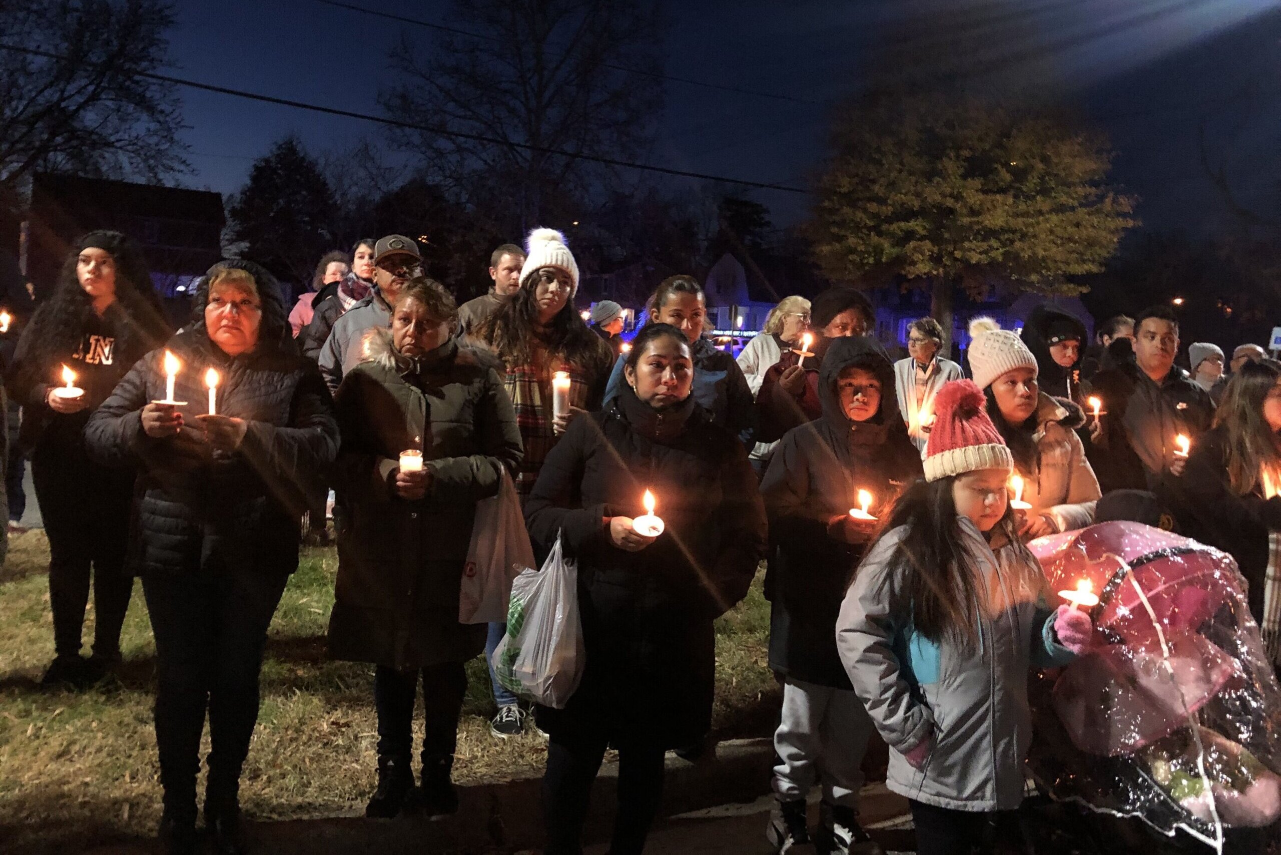 Riverdale社区为在学校外被撞死的两名儿童哀悼