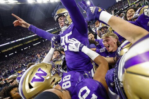 AP Top 25: No. 3 Washington, No. 5 Oregon move up, give Pac-12 2 in top 5 for 1st time since 2016